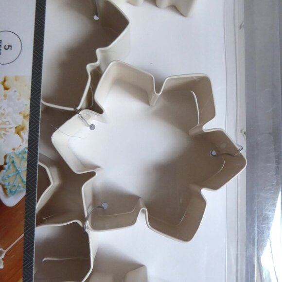 TARGET THRESHOLD BRAND SNOWFLAKE HOLIDAY STAINLESS STEEL COOKIE CUTTER SET OF 5 - Picture 8 of 8